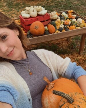 Giulia Guerrini Instagram - Autumn vibes🍂🍁🎃

Ps. Nell’ultima foto stavo pensando al freddo che verrà con l’inverno 🥶🤣
A voi piace di più l’autunno o l’inverno? ☺️