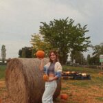 Giulia Guerrini Instagram - Autumn vibes🍂🍁🎃 Ps. Nell’ultima foto stavo pensando al freddo che verrà con l’inverno 🥶🤣 A voi piace di più l’autunno o l’inverno? ☺️