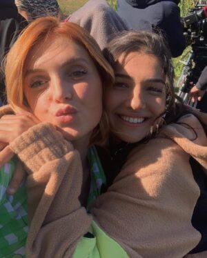 Giulia Guerrini Instagram - Extrañando al set ♥️🥰 
Y a estas personas lindas 🥰