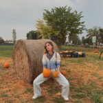 Giulia Guerrini Instagram - Autumn vibes🍂🍁🎃 Ps. Nell’ultima foto stavo pensando al freddo che verrà con l’inverno 🥶🤣 A voi piace di più l’autunno o l’inverno? ☺️