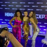Giulia Nassa Instagram – DIA DE CCXP COM A MAXINHA!! Hoje fizemos vários conteúdos e live falando da nossa série “Use Sua Voz” que estreia ano que vem na @hbomaxbr , rolou pocket show no stand da @rokubrasil e também tiramos um tempinho pra ver as ativações… OLHA EU NO TRONO DE FERRO! 🥹🥹🥹💜💜💜