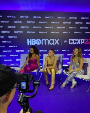 Giulia Nassa Instagram - DIA DE CCXP COM A MAXINHA!! Hoje fizemos vários conteúdos e live falando da nossa série “Use Sua Voz” que estreia ano que vem na @hbomaxbr , rolou pocket show no stand da @rokubrasil e também tiramos um tempinho pra ver as ativações… OLHA EU NO TRONO DE FERRO! 🥹🥹🥹💜💜💜