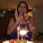 Giulia Nassa Instagram – Sou feliz, alegre e forte, tenho amor e muita sorte aonde quer que minha mãe esteja! Isso sim! Se eu sou saudável, se eu tenho conhecimento e valores é por causa dela! Eu sou muito sortuda puta merda! Eu tenho a melhor mãe do mundo!!! Minha melhor amiga, posso conversar sobre tudo, assistir de tudo, zoar qualquer coisa e brigar por qualquer coisa também que tudo dá certo sempre! Meu pai é um homem de muita sorte, minha avó e meu avô são abençoados, porque não existe mulher mais carinhosa, esforçada e divertida do que a Fernanda… e pqp que mulher linda!!! Perdi toda a classe escrevendo esse texto, pq sinceramente: foda-se! Você me ensinou a ser assim! Expansiva, feliz, criativa, alegre, cheia de vida e eu tenho ORGULHO disso, dessa intensidade que herdei de vc! Meu traço mais lindo, é teu! Te falei hoje: “você é a alma dessa família” e é verdade e todo mundo sabe, porque vc é a alma de todas as relações que você constrói! Vc é arte mamãe! Você é aquela protagonista foda de um livro, seja ele de romance ou de aventura! Quero ser você quando eu crescer, a mulher mais linda do mundo!!! E olha que existem muitas no mundo hahah, mas não existe NADA como vc! Te amo, feliz vida, SEMPRE! 🤍✨🧿📿🪬🍃🌞