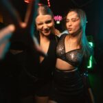 Giulia Nassa Instagram - É sempre uma missão muito difícil escrever pra maior poetisa só 6 dias depois da homenagem que vc faz pra mim… não tenho o repertório tão extenso quanto o seu pra inovar a cada ano que passa. Soa repetitivo, mas é verdadeiro. Você é um ser “humano” extraordinário (“humano” entre aspas porque eu acho que vc é um “ser” que só é, vc já se elevou, tá além do nível humano). Nunca conheci ninguém que equilibrasse tão bem o lado sensível expansivo com o pé no chão e dedicado, você é minha ídola, porque além de sonhar alto como eu, vc sabe correr atrás como eu nunca soube fazer. Você é minha irmã de alma, minha artista favorita, minha dupla pisciana, minha neném… se eu pudesse eu te protegia de todo mal “do mundo lá fora”, assim como você escreveu pra mim uma vez. Sei que os tempos mudam, os interesses se desviam e as vezes os sonhos se desencontram, mas independente de qualquer profissão que a gente for seguir, de qualquer amor ou desamor que venha, de qualquer coisa, de qualquer lugar… “no matter what” “no matter where”, eu SEMPRE vou ficar, eu fico! Te amo incondicionalmente, Bia… e olha que era pra vc ser só uma colega de trabalho, e hoje é um pilar na minha vida 🥹 Te desejo um ciclo mais lindo aí do que o que já passou, que você tenha muitas conquistas, muita música, e muitos boys bonitos (ou seja, boys novos pq esses daí…. KKKKKK) FELIZ DIA MUNDIAL DA BIA!!!!❤️ @musicabia