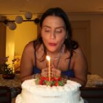 Giulia Nassa Instagram – Sou feliz, alegre e forte, tenho amor e muita sorte aonde quer que minha mãe esteja! Isso sim! Se eu sou saudável, se eu tenho conhecimento e valores é por causa dela! Eu sou muito sortuda puta merda! Eu tenho a melhor mãe do mundo!!! Minha melhor amiga, posso conversar sobre tudo, assistir de tudo, zoar qualquer coisa e brigar por qualquer coisa também que tudo dá certo sempre! Meu pai é um homem de muita sorte, minha avó e meu avô são abençoados, porque não existe mulher mais carinhosa, esforçada e divertida do que a Fernanda… e pqp que mulher linda!!! Perdi toda a classe escrevendo esse texto, pq sinceramente: foda-se! Você me ensinou a ser assim! Expansiva, feliz, criativa, alegre, cheia de vida e eu tenho ORGULHO disso, dessa intensidade que herdei de vc! Meu traço mais lindo, é teu! Te falei hoje: “você é a alma dessa família” e é verdade e todo mundo sabe, porque vc é a alma de todas as relações que você constrói! Vc é arte mamãe! Você é aquela protagonista foda de um livro, seja ele de romance ou de aventura! Quero ser você quando eu crescer, a mulher mais linda do mundo!!! E olha que existem muitas no mundo hahah, mas não existe NADA como vc! Te amo, feliz vida, SEMPRE! 🤍✨🧿📿🪬🍃🌞
