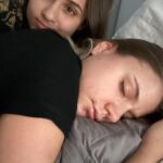 Giulia Nassa Instagram - É sempre uma missão muito difícil escrever pra maior poetisa só 6 dias depois da homenagem que vc faz pra mim… não tenho o repertório tão extenso quanto o seu pra inovar a cada ano que passa. Soa repetitivo, mas é verdadeiro. Você é um ser “humano” extraordinário (“humano” entre aspas porque eu acho que vc é um “ser” que só é, vc já se elevou, tá além do nível humano). Nunca conheci ninguém que equilibrasse tão bem o lado sensível expansivo com o pé no chão e dedicado, você é minha ídola, porque além de sonhar alto como eu, vc sabe correr atrás como eu nunca soube fazer. Você é minha irmã de alma, minha artista favorita, minha dupla pisciana, minha neném… se eu pudesse eu te protegia de todo mal “do mundo lá fora”, assim como você escreveu pra mim uma vez. Sei que os tempos mudam, os interesses se desviam e as vezes os sonhos se desencontram, mas independente de qualquer profissão que a gente for seguir, de qualquer amor ou desamor que venha, de qualquer coisa, de qualquer lugar… “no matter what” “no matter where”, eu SEMPRE vou ficar, eu fico! Te amo incondicionalmente, Bia… e olha que era pra vc ser só uma colega de trabalho, e hoje é um pilar na minha vida 🥹 Te desejo um ciclo mais lindo aí do que o que já passou, que você tenha muitas conquistas, muita música, e muitos boys bonitos (ou seja, boys novos pq esses daí…. KKKKKK) FELIZ DIA MUNDIAL DA BIA!!!!❤️ @musicabia