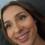 Giulia Nassa Instagram - É sempre uma missão muito difícil escrever pra maior poetisa só 6 dias depois da homenagem que vc faz pra mim… não tenho o repertório tão extenso quanto o seu pra inovar a cada ano que passa. Soa repetitivo, mas é verdadeiro. Você é um ser “humano” extraordinário (“humano” entre aspas porque eu acho que vc é um “ser” que só é, vc já se elevou, tá além do nível humano). Nunca conheci ninguém que equilibrasse tão bem o lado sensível expansivo com o pé no chão e dedicado, você é minha ídola, porque além de sonhar alto como eu, vc sabe correr atrás como eu nunca soube fazer. Você é minha irmã de alma, minha artista favorita, minha dupla pisciana, minha neném… se eu pudesse eu te protegia de todo mal “do mundo lá fora”, assim como você escreveu pra mim uma vez. Sei que os tempos mudam, os interesses se desviam e as vezes os sonhos se desencontram, mas independente de qualquer profissão que a gente for seguir, de qualquer amor ou desamor que venha, de qualquer coisa, de qualquer lugar… “no matter what” “no matter where”, eu SEMPRE vou ficar, eu fico! Te amo incondicionalmente, Bia… e olha que era pra vc ser só uma colega de trabalho, e hoje é um pilar na minha vida 🥹 Te desejo um ciclo mais lindo aí do que o que já passou, que você tenha muitas conquistas, muita música, e muitos boys bonitos (ou seja, boys novos pq esses daí…. KKKKKK) FELIZ DIA MUNDIAL DA BIA!!!!❤️ @musicabia