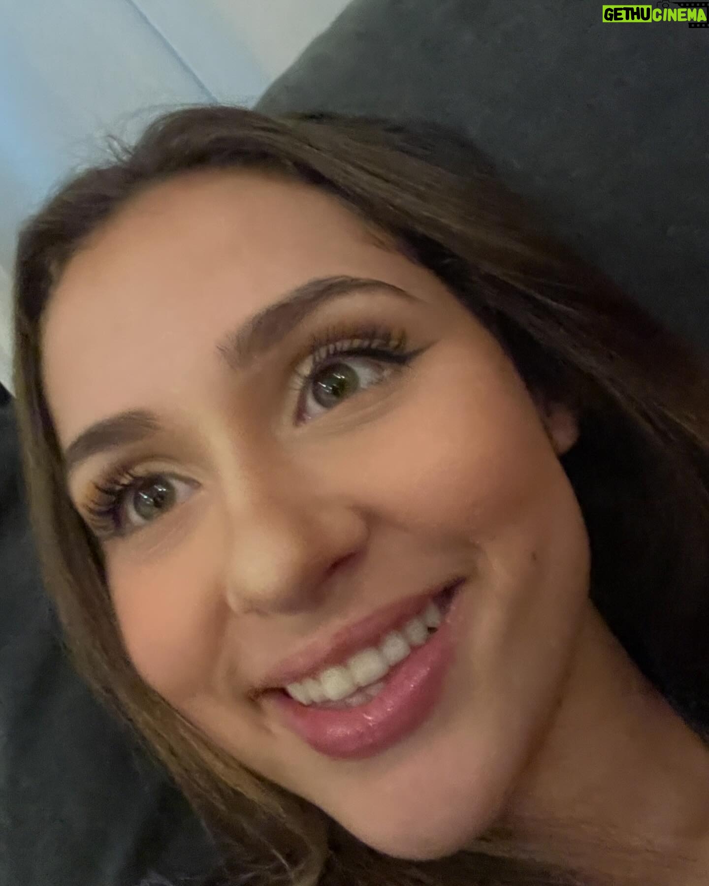 Giulia Nassa Instagram - É sempre uma missão muito difícil escrever pra maior poetisa só 6 dias depois da homenagem que vc faz pra mim… não tenho o repertório tão extenso quanto o seu pra inovar a cada ano que passa. Soa repetitivo, mas é verdadeiro. Você é um ser “humano” extraordinário (“humano” entre aspas porque eu acho que vc é um “ser” que só é, vc já se elevou, tá além do nível humano). Nunca conheci ninguém que equilibrasse tão bem o lado sensível expansivo com o pé no chão e dedicado, você é minha ídola, porque além de sonhar alto como eu, vc sabe correr atrás como eu nunca soube fazer. Você é minha irmã de alma, minha artista favorita, minha dupla pisciana, minha neném… se eu pudesse eu te protegia de todo mal “do mundo lá fora”, assim como você escreveu pra mim uma vez. Sei que os tempos mudam, os interesses se desviam e as vezes os sonhos se desencontram, mas independente de qualquer profissão que a gente for seguir, de qualquer amor ou desamor que venha, de qualquer coisa, de qualquer lugar… “no matter what” “no matter where”, eu SEMPRE vou ficar, eu fico! Te amo incondicionalmente, Bia… e olha que era pra vc ser só uma colega de trabalho, e hoje é um pilar na minha vida 🥹 Te desejo um ciclo mais lindo aí do que o que já passou, que você tenha muitas conquistas, muita música, e muitos boys bonitos (ou seja, boys novos pq esses daí…. KKKKKK) FELIZ DIA MUNDIAL DA BIA!!!!❤️ @musicabia