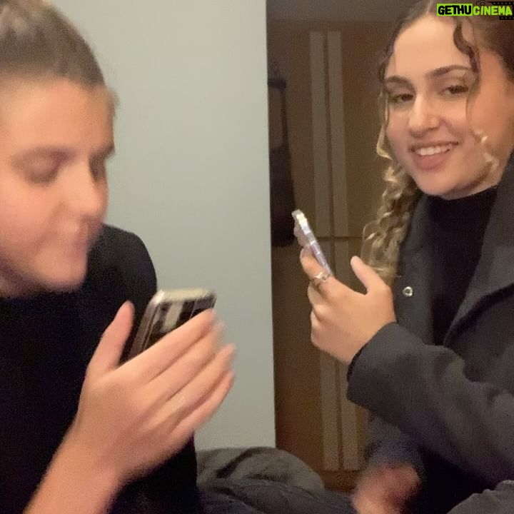 Giulia Nassa Instagram - É sempre uma missão muito difícil escrever pra maior poetisa só 6 dias depois da homenagem que vc faz pra mim… não tenho o repertório tão extenso quanto o seu pra inovar a cada ano que passa. Soa repetitivo, mas é verdadeiro. Você é um ser “humano” extraordinário (“humano” entre aspas porque eu acho que vc é um “ser” que só é, vc já se elevou, tá além do nível humano). Nunca conheci ninguém que equilibrasse tão bem o lado sensível expansivo com o pé no chão e dedicado, você é minha ídola, porque além de sonhar alto como eu, vc sabe correr atrás como eu nunca soube fazer. Você é minha irmã de alma, minha artista favorita, minha dupla pisciana, minha neném… se eu pudesse eu te protegia de todo mal “do mundo lá fora”, assim como você escreveu pra mim uma vez. Sei que os tempos mudam, os interesses se desviam e as vezes os sonhos se desencontram, mas independente de qualquer profissão que a gente for seguir, de qualquer amor ou desamor que venha, de qualquer coisa, de qualquer lugar… “no matter what” “no matter where”, eu SEMPRE vou ficar, eu fico! Te amo incondicionalmente, Bia… e olha que era pra vc ser só uma colega de trabalho, e hoje é um pilar na minha vida 🥹 Te desejo um ciclo mais lindo aí do que o que já passou, que você tenha muitas conquistas, muita música, e muitos boys bonitos (ou seja, boys novos pq esses daí…. KKKKKK) FELIZ DIA MUNDIAL DA BIA!!!!❤️ @musicabia