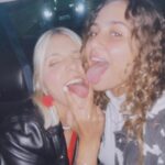 Giulia Nassa Instagram - É sempre uma missão muito difícil escrever pra maior poetisa só 6 dias depois da homenagem que vc faz pra mim… não tenho o repertório tão extenso quanto o seu pra inovar a cada ano que passa. Soa repetitivo, mas é verdadeiro. Você é um ser “humano” extraordinário (“humano” entre aspas porque eu acho que vc é um “ser” que só é, vc já se elevou, tá além do nível humano). Nunca conheci ninguém que equilibrasse tão bem o lado sensível expansivo com o pé no chão e dedicado, você é minha ídola, porque além de sonhar alto como eu, vc sabe correr atrás como eu nunca soube fazer. Você é minha irmã de alma, minha artista favorita, minha dupla pisciana, minha neném… se eu pudesse eu te protegia de todo mal “do mundo lá fora”, assim como você escreveu pra mim uma vez. Sei que os tempos mudam, os interesses se desviam e as vezes os sonhos se desencontram, mas independente de qualquer profissão que a gente for seguir, de qualquer amor ou desamor que venha, de qualquer coisa, de qualquer lugar… “no matter what” “no matter where”, eu SEMPRE vou ficar, eu fico! Te amo incondicionalmente, Bia… e olha que era pra vc ser só uma colega de trabalho, e hoje é um pilar na minha vida 🥹 Te desejo um ciclo mais lindo aí do que o que já passou, que você tenha muitas conquistas, muita música, e muitos boys bonitos (ou seja, boys novos pq esses daí…. KKKKKK) FELIZ DIA MUNDIAL DA BIA!!!!❤️ @musicabia