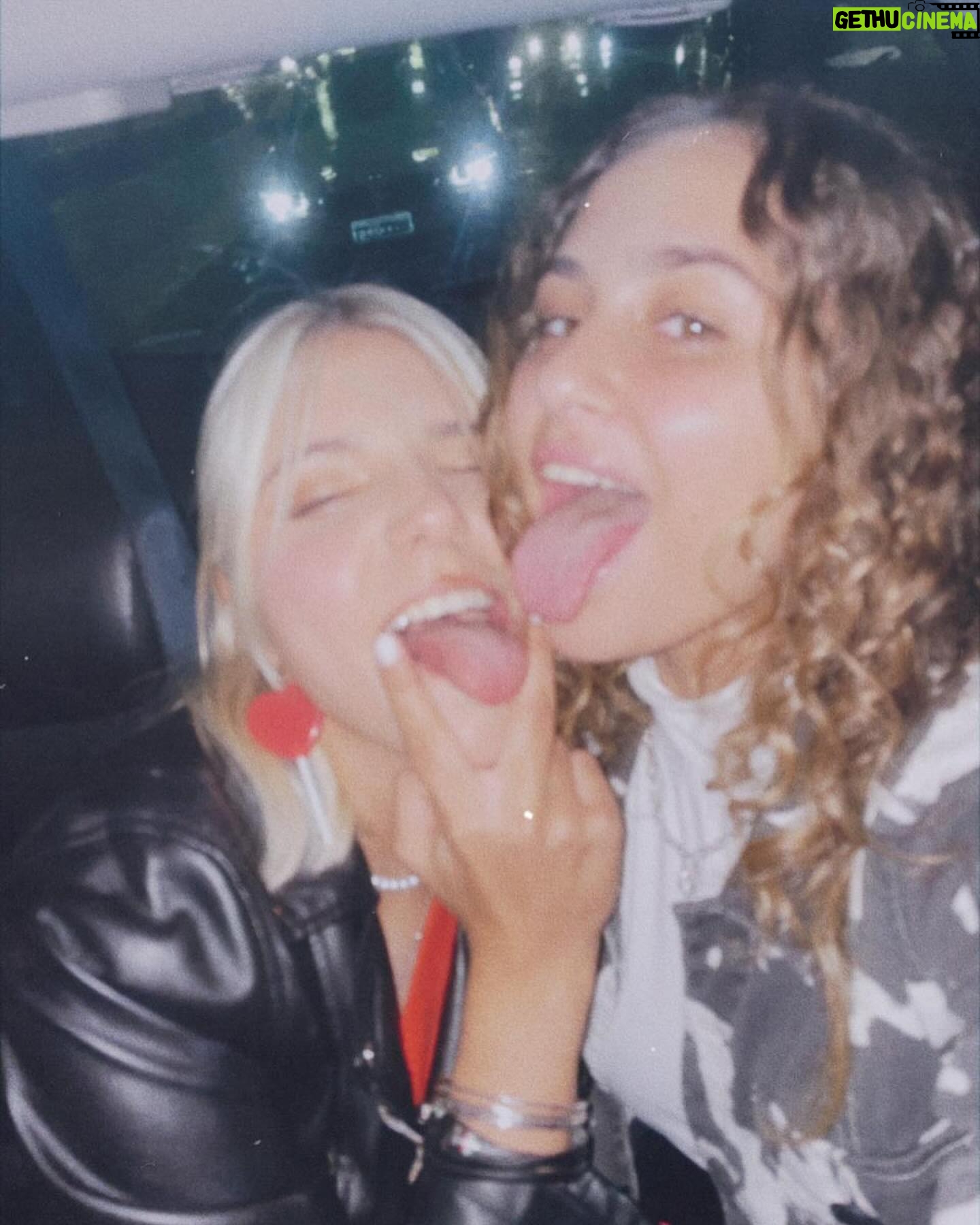 Giulia Nassa Instagram - É sempre uma missão muito difícil escrever pra maior poetisa só 6 dias depois da homenagem que vc faz pra mim… não tenho o repertório tão extenso quanto o seu pra inovar a cada ano que passa. Soa repetitivo, mas é verdadeiro. Você é um ser “humano” extraordinário (“humano” entre aspas porque eu acho que vc é um “ser” que só é, vc já se elevou, tá além do nível humano). Nunca conheci ninguém que equilibrasse tão bem o lado sensível expansivo com o pé no chão e dedicado, você é minha ídola, porque além de sonhar alto como eu, vc sabe correr atrás como eu nunca soube fazer. Você é minha irmã de alma, minha artista favorita, minha dupla pisciana, minha neném… se eu pudesse eu te protegia de todo mal “do mundo lá fora”, assim como você escreveu pra mim uma vez. Sei que os tempos mudam, os interesses se desviam e as vezes os sonhos se desencontram, mas independente de qualquer profissão que a gente for seguir, de qualquer amor ou desamor que venha, de qualquer coisa, de qualquer lugar… “no matter what” “no matter where”, eu SEMPRE vou ficar, eu fico! Te amo incondicionalmente, Bia… e olha que era pra vc ser só uma colega de trabalho, e hoje é um pilar na minha vida 🥹 Te desejo um ciclo mais lindo aí do que o que já passou, que você tenha muitas conquistas, muita música, e muitos boys bonitos (ou seja, boys novos pq esses daí…. KKKKKK) FELIZ DIA MUNDIAL DA BIA!!!!❤️ @musicabia