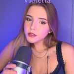 Giulia Nassa Instagram - Quem aí lembra dessa? :) 💜 GENTE O COVER TINHA SAÍDO CORTADO HAHA! Vejam inteiro agr! Amo Violetta num nível, marcou muito minha infância e essa música é um hino pra mim… quis trazer um cover em espanhol por aqui tbm, gostaram? “Les gustó?” Rs Mas comenta aí, vcs eram time Leon ou time Tomás? Eu era #Leonetta 4 life hahahaha 💜✨ #cover #violetta #music