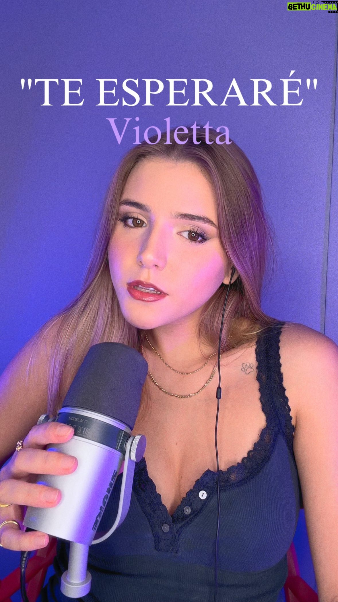 Giulia Nassa Instagram - Quem aí lembra dessa? :) 💜 GENTE O COVER TINHA SAÍDO CORTADO HAHA! Vejam inteiro agr! Amo Violetta num nível, marcou muito minha infância e essa música é um hino pra mim… quis trazer um cover em espanhol por aqui tbm, gostaram? “Les gustó?” Rs Mas comenta aí, vcs eram time Leon ou time Tomás? Eu era #Leonetta 4 life hahahaha 💜✨ #cover #violetta #music
