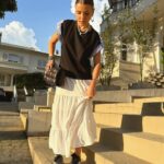 Giulia Nassa Instagram - Skirt&shirt >>>> 🫐 (Com a Bottega que vcs votaram nos stories)