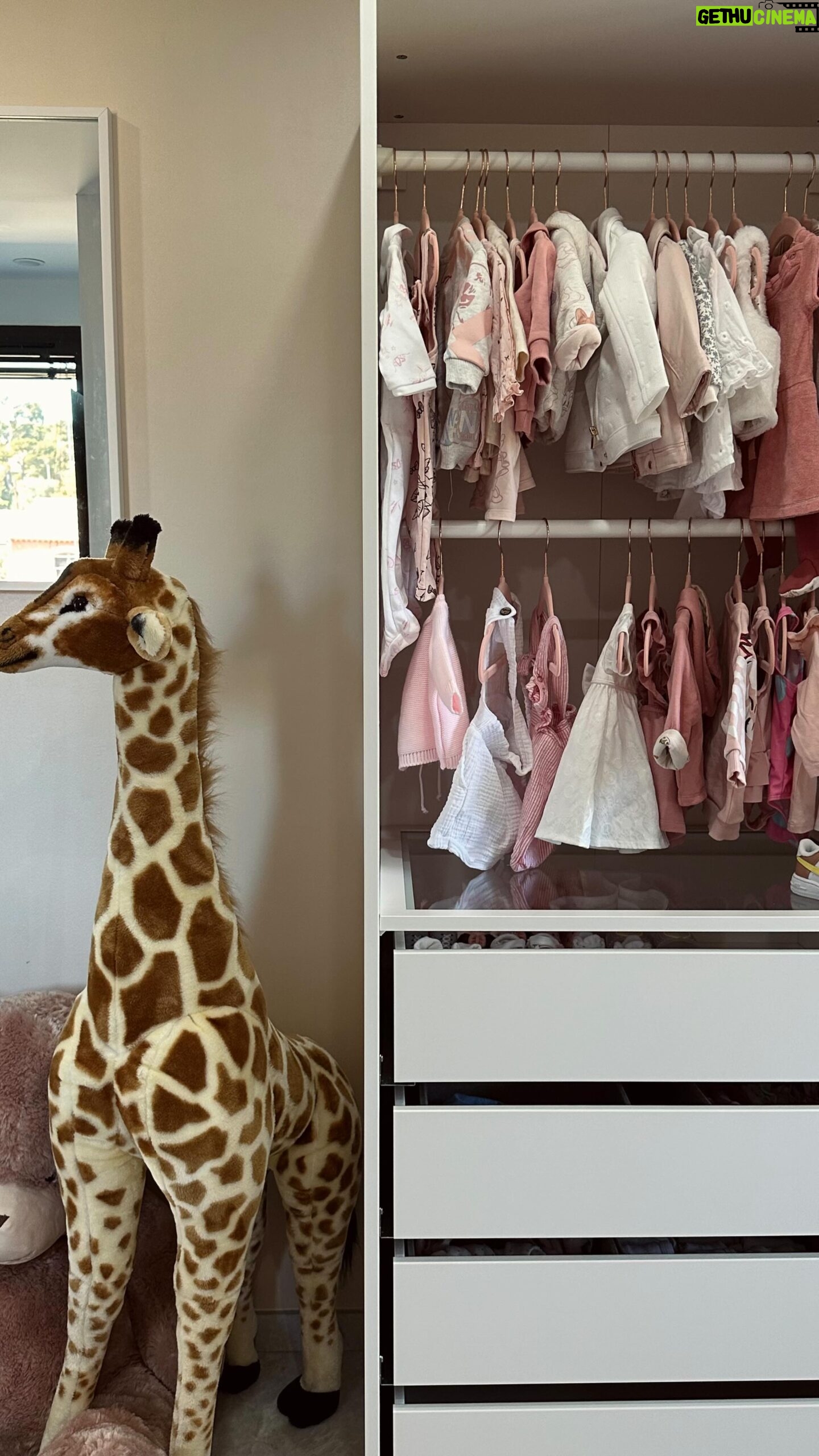 Giuseppa Ciurleo Instagram - Voici la chambre de notre fille 💕✨ tout est prêt il ne m’a que plus qu’elle 🥹🙏🏼 dites moi ce que vous en pensez en commentaire 🫶🏼 si jamais vous voulez des renseignements sur les meubles et déco c’est @adbbpolygone et @noodesign_ vous pouvez leurs écrire si besoin 🥰 pour les cadres photos c’est @lalalab_fr le cosy et poussette @cybex_global ✨