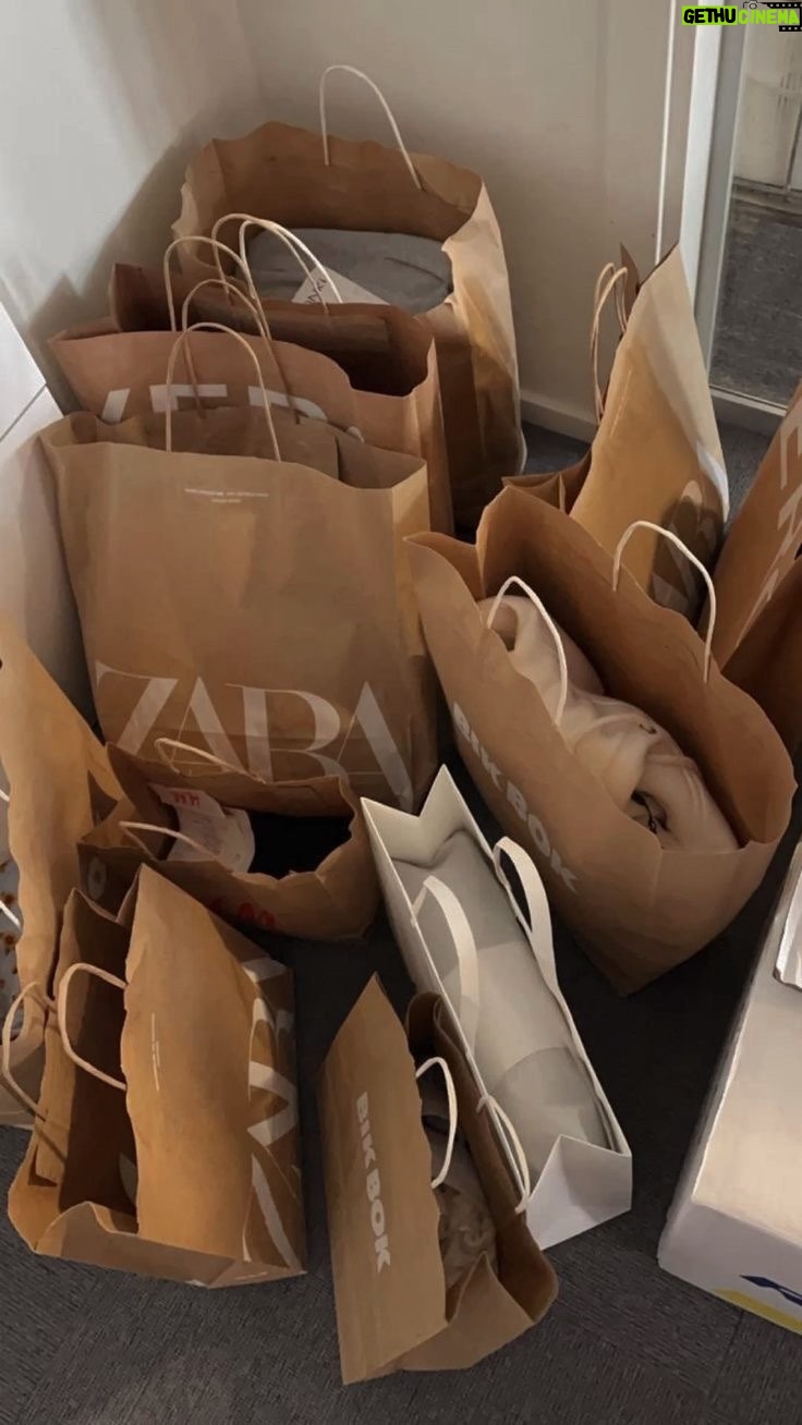 Giuseppa Ciurleo Instagram - Il y’a même un café où on peux manger et boire ! L’intérieur du magasin était si bien organisé vraiment trop agréable pour une session shopping 🫶🏼✨