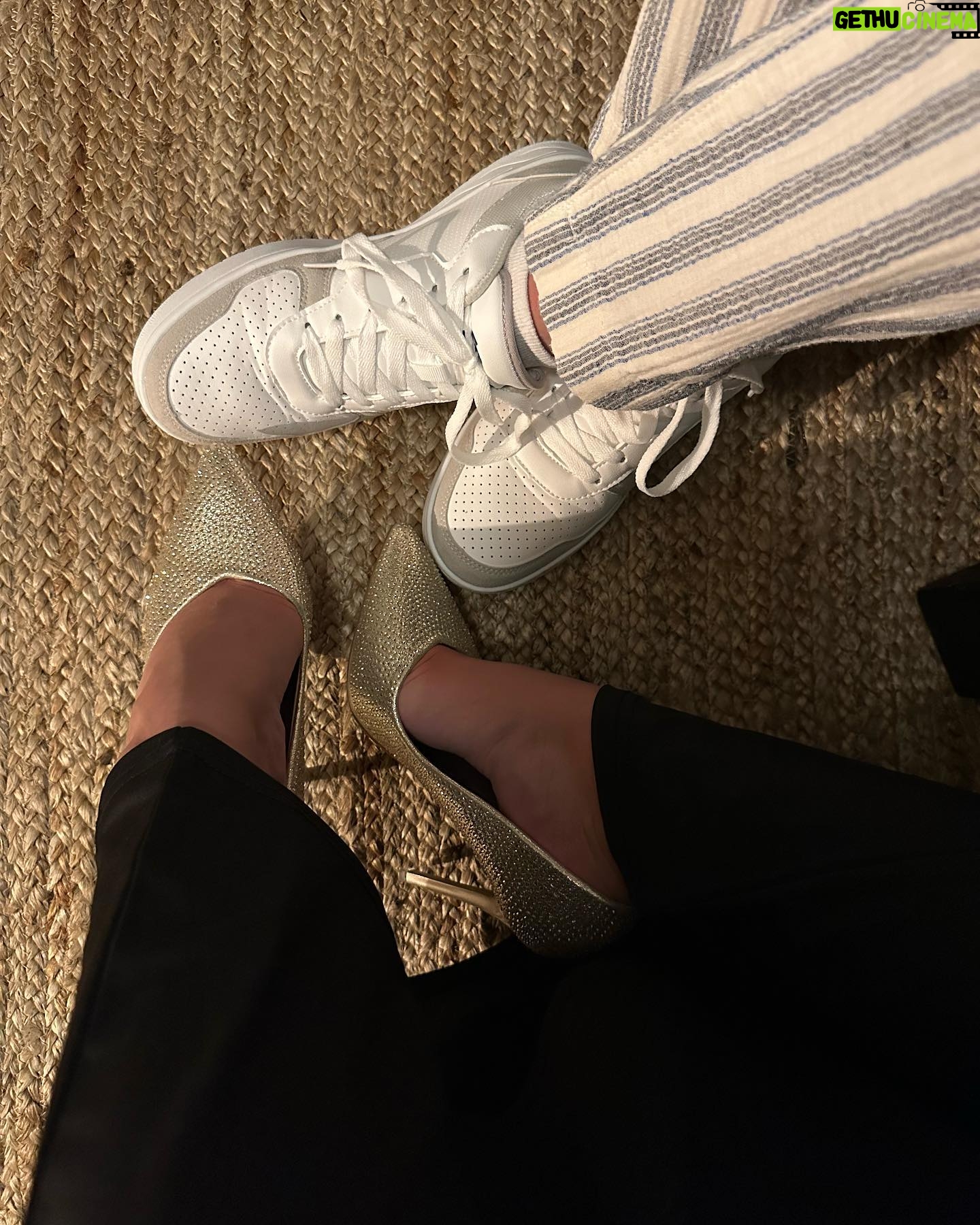 Giuseppa Ciurleo Instagram - Une photo de notre moment en amoureux hier soir pour la saint Valentin 🥰❤️ pour ce moment on a porté nos paires @chaussea_officiel pour moi une jolie paire d’escarpin doré brillante avec des petits strass ✨✨ et pour Paga sa paire coup de cœur, elle passe avec tout et super confortable, bref on adore 😋 je vous laisse pour l’occasion un code promo de -25% 🌈 GIUSEPPA25 🌈sur une paire frais de port offert et c’est valable du 07/02 au 19/02 hors offre en cours ❤️ et merci @chaussea_officiel 🥰 #ad