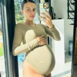Giuseppa Ciurleo Instagram - Porter la vie… c’est fou de revenir 1 an en arrière et de me dire que j’étais loin d’imaginer vivre la plus belle chose au monde.. quelque chose qui pourtant je ne voulais pas pour tout de suite oui c’est vrai.. mais quand ça vous arrive et que vous vous sentez prête c’est juste une évidence… son cœur et mon cœur ne font qu’un, elle respire, se forme, grandit en moi c’est tellement incroyable ✨ et la sentir se dandiner dans mon ventre… enfin bon avant de le vivre je n’imaginais pas la maternité de cette manière la.. ça me paraissait banal, mais comment j’ai pu ne pas savoir que ça allait être la plus magnifique histoire de notre vie.. je t’aime déjà tellement ma fille.. papa et moi t’attendons avec impatiente ❤️ oui j’écris sur insta un message d’amour j’en avais besoin 🥹✨ #32SA