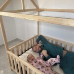 Giuseppa Ciurleo Instagram - Nouvelle étape pour notre amour de Giorgia qui passe bientôt au lit cabane elle auras 10 mois quand la chambre seras terminé je pense ! Elle était ravie et nous aussi 🥹🥲🩵 et vous a quel âge êtes vous passé au lit au sol ? (On va mettre un tapis de sécurité tout le long du lit !) merci encore pour tout @housswood ❤️ Collaboration non rémunérée