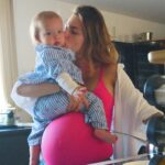 Giuseppa Ciurleo Instagram - Si vous cherchez les mamans entre 18h et 21h : C’EST LA COURSE 😂👩🏼‍🍳🛁🛌 Nous ici c’est repas solide entre 18h et 18h15, ensuite on digère et bain vers 19h puis temps calme et bibi dodo vers 20h ! Et vous quelle est votre routine du soir ?