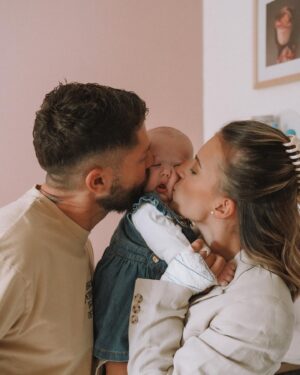 Giuseppa Ciurleo Instagram - Notre plus belle histoire, plus belle réussite ✨🤍 la dernière photo on l’a appelé « ATTAQUE DE BISOUS » 😂 

Notre vlog est en ligne sur ma chaîne YouTube vous pouvez retrouver le lien dans ma bio 😍