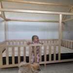 Giuseppa Ciurleo Instagram - Nouvelle étape pour notre amour de Giorgia qui passe bientôt au lit cabane elle auras 10 mois quand la chambre seras terminé je pense ! Elle était ravie et nous aussi 🥹🥲🩵 et vous a quel âge êtes vous passé au lit au sol ? (On va mettre un tapis de sécurité tout le long du lit !) merci encore pour tout @housswood ❤️ Collaboration non rémunérée