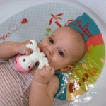 Giuseppa Ciurleo Instagram - Le bain : un moment que notre grenouille adore! 🛁💛 Et nous aussi car c’est le moment idéal de partage et de complicité avec elle. Elle grandit tellement vite qu’on profite de chaque instant 😍 Est-ce que vos enfants aiment autant aussi? 🧴🫶🏻