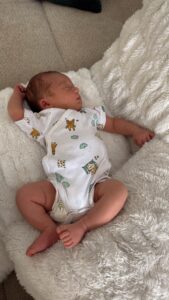 Giuseppa Ciurleo Instagram - Et voilà… l’heure est arrivée on a décidé de vous dévoiler notre fille, ce petit bout dont nous sommes tomber amoureux, qu’on aime d’une force incommensurable…. Bientôt vous découvrirez notre accouchement sur w9 alors on a voulu vous la présenter ça nous tenez à cœur de le faire avant🙏🏼 ma grenouille, ma meilleure amie pour la vie 🥹💚 avec @paga_lmsa on a le traque de vous la montrer ça nous fait tellement bizarre… c’est notre petit bébé Giorgia vous la connaissez maintenant 🥹