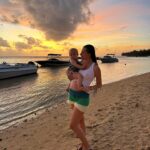 Giuseppa Ciurleo Instagram - Au bout du monde avec vous mes filles 🫶🏼 👨‍👩‍👧‍👧 @heritage_awali 🧡 Invitation