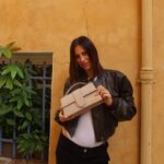 Giuseppa Ciurleo Instagram - ✨CONCOURS SAC JACQUEMUS! (Terminé)✨ Avec @thebradery , on vous fait gagner un sac Jacquemus, l’app de ventes privées 2.0, toutes vos marques préférées à prix doux ☁️ Pour participer : - Suivez nos comptes @thebradery et @giuseppacrl - Tag un(e) ami(e) et ceux qui souhaitent participer 🤍 Bonus: Partage le concours en story 🤍 Résultat le dimanche 22 octobre 🧡 Bonne chance à tous🤞🏼 Ps: Si tu veux tester l'app The Bradery, le code giu15 offre -15€ sur la première commande dès 50€ 👀 Concours terminé ❤️ Gagnante : boiba_sidibe #collaborationrémunérée