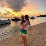 Giuseppa Ciurleo Instagram - Au bout du monde avec vous mes filles 🫶🏼 👨‍👩‍👧‍👧 @heritage_awali 🧡 Invitation