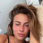 Giuseppa Ciurleo Instagram - Un « petit » 😅 résumé de mes 3 derniers mois… pour tout vous dire qui n’ont pas été comme le résume les photos car comme vous le savez sur les réseaux tout paraît plus beau que ça en a l’air 🤍 mais j’ai appris que j’étais enceinte très tôt j’étais a 15 jours à peine, et nous nous y attendions pas du tout, c’était une surprise (la plus belle surprise du monde) mais pour être honnête quand je l’ai su j’ai pleurer sans savoir de quel larmes il s’agissait mais je dirais aujourd’hui beaucoup de doute sur moi même et c’est ce jour là que je me suis rendu compte à quel point j’avais peur de la vie en général et que finalement j’ai toujours laisser paraître que j’étais forte et que rien ne pouvais me faire douter de qui j’étais ainsi que mes capacités à être déterminées à réussir dans la vie et surmonter n’importe quelle épreuve mais quand j’ai su que je porter la vie j’ai absolument tout remis en question, mes valeurs, ma stabilité psychologique, ou même dans ma vie en général, mon âge, mes capacités, je ne me sentais plus que toute petite comme ci qu’en une fraction de seconde je n’étais plus que l’ombre de moi même, je ne savais pas si tout simplement j’allais pouvoir un jour être une maman et pouvoir aimer d’une manière inconditionnelle j’avais si peur car je voulais juste être à la hauteur je savais que malgré tout c’était une évidence car je ne voulais absolument pas quitter ce bébé quitter mon bébé ! Je le voulais plus que tout meme si j’avais tout ces doutes, toute ces peurs.. et aujourd’hui j’ai grandis encore en 3 mois ma façon de voir les choses a complètement changer, ma manière de percevoir l’avenir, ou même avec les gens autour de moi tout est différent car plus rien a autant d’importance que ce petit être qui grandis en moi … je n’aurais jamais penser vouloir maintenant tout de suite mon enfant plus que tout au monde mais mon instinct maternelle m’a fait changer en bien et je suis fière aujourd’hui de me savoir futur maman jeune à 22 ans et percevoir la vie autrement avoir une vrai raison de vivre et tout simplement donner un sens à notre vie ❤️ je t’aime mon petit être qui grandis si vite ✨ (je chiale comme une madeleine quand j’écris ce texte) 😂