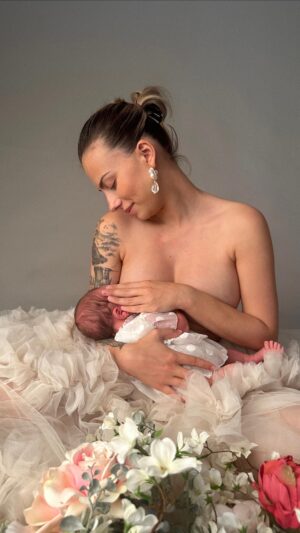 Giuseppa Ciurleo Instagram - La plus belle aventure… 💕🎀 

Ps : je n’accepterais pas la critique sous ce post, l’allaitement ne doit pas être vue comme quelque choses de vulgaire ou « dégoûtant » il n’est pas un geste sexuel …. C’est un acte purement naturel, et surtout un lien, une connexion entre une maman et son bébé 🤍  @donialicataphotographe