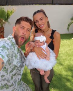 Giuseppa Ciurleo Instagram - Aujourd’hui c’est les 3 mois de Giorgia 3 mois que nous sommes comblés d’amour, que nous apprenons chaque jours à être les meilleurs parents pour elle dans cette nouvelle aventure à 3 🫶🏼 nous avons créé un Instagram @lestarpainsucres celui où nous allons partager des moments de notre vie de famille et pleins d’autres ✨ on vous remercie pour vos messages, votre soutien au quotidien une team comme ça ou rien 💚 joyeux 3 mois ma grenouille 🥹