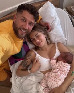 Giuseppa Ciurleo Instagram - Bonjour, je m’appelle Giorgia ❤️ je suis née le 28 avril à 4h29 à Marseille bébé 😋😎 Je fais déjà 3k185! Et je suis tellement en forme que je suis née 1 mois à l’avance! 🫶🏼🥹❤️