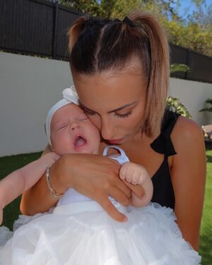 Giuseppa Ciurleo Instagram - Aujourd’hui c’est les 3 mois de Giorgia 3 mois que nous sommes comblés d’amour, que nous apprenons chaque jours à être les meilleurs parents pour elle dans cette nouvelle aventure à 3 🫶🏼 nous avons créé un Instagram @lestarpainsucres celui où nous allons partager des moments de notre vie de famille et pleins d’autres ✨ on vous remercie pour vos messages, votre soutien au quotidien une team comme ça ou rien 💚 joyeux 3 mois ma grenouille 🥹