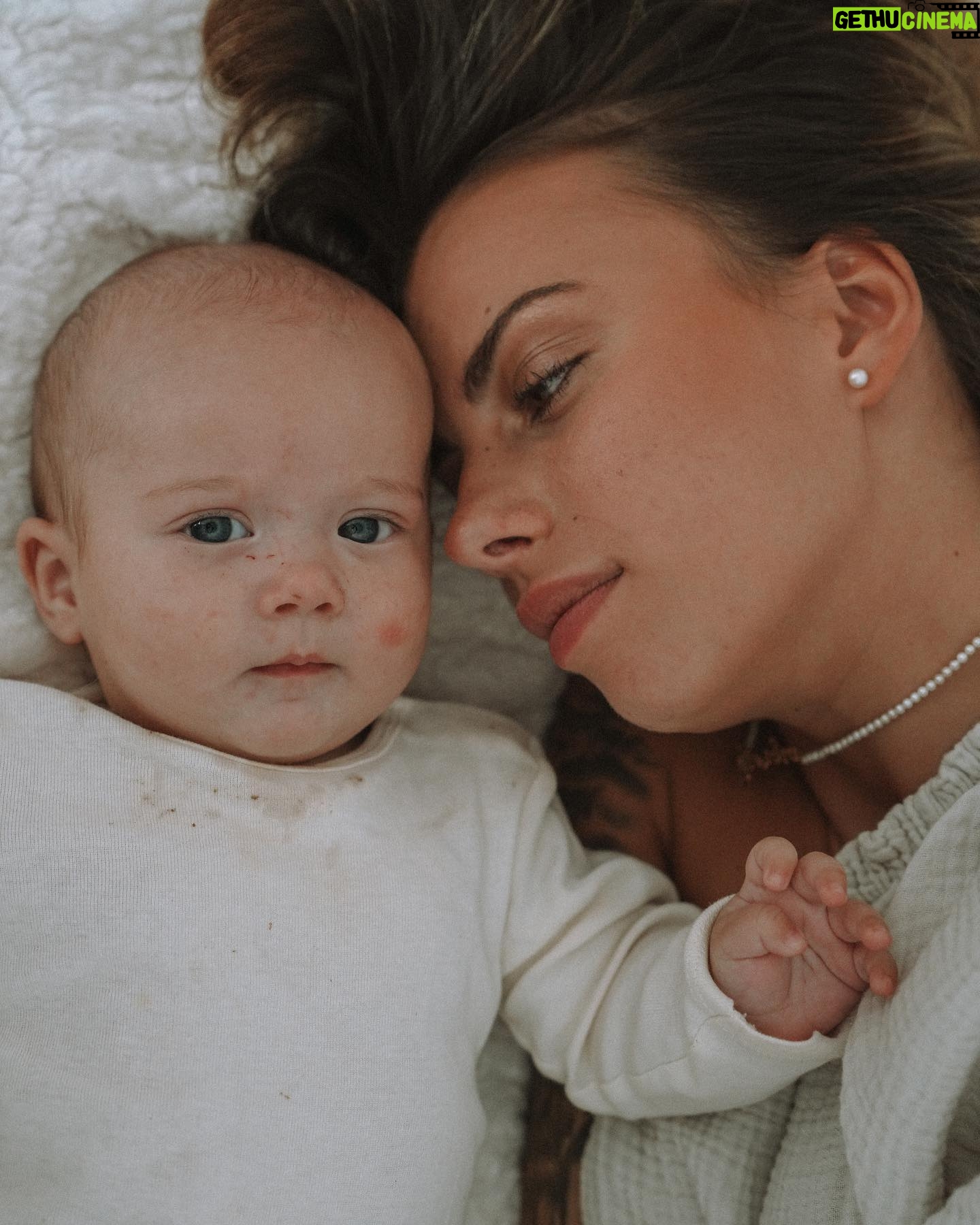 Giuseppa Ciurleo Instagram - Ma fille, ma Giorgia ce soir il y’a quelques sentiments en moi de nostalgie pendant que tu dors dans ton lit maman te regarde ..🤍 et je me dis que tu grandis, que le temps passe si vite.. depuis que tu es née tu as changé notre vie, tu as rendu le temps plus précieux, les moments sont plus jovial et souriant, la vie a plus de goût, meme la tristesse est plus cool puisque nous nous rappelons ton papa et moi que tu es là et que la vie est si belle grâce à toi… je ne serais jamais assez reconnaissante de t’avoir porté, donner vie et aujourd’hui de t’avoir comme fille pour l’éternité cet amour ne feras que s’amplifier même si j’ai l’impression qu’il est déjà au plus haut je sais que c’est sans fin ❤️ nous t’aimons très fort ton papa et moi ✨