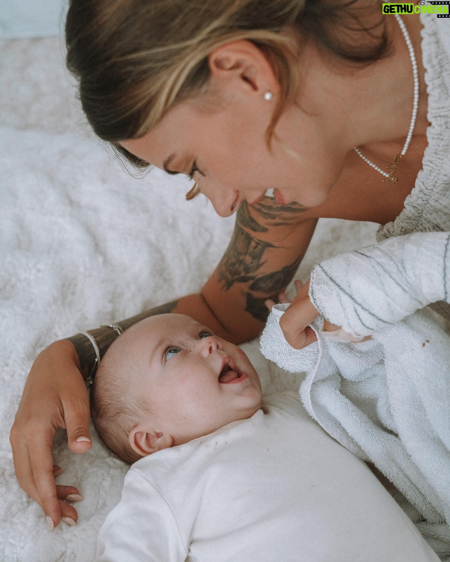 Giuseppa Ciurleo Instagram - Ma fille, ma Giorgia ce soir il y’a quelques sentiments en moi de nostalgie pendant que tu dors dans ton lit maman te regarde ..🤍 et je me dis que tu grandis, que le temps passe si vite.. depuis que tu es née tu as changé notre vie, tu as rendu le temps plus précieux, les moments sont plus jovial et souriant, la vie a plus de goût, meme la tristesse est plus cool puisque nous nous rappelons ton papa et moi que tu es là et que la vie est si belle grâce à toi… je ne serais jamais assez reconnaissante de t’avoir porté, donner vie et aujourd’hui de t’avoir comme fille pour l’éternité cet amour ne feras que s’amplifier même si j’ai l’impression qu’il est déjà au plus haut je sais que c’est sans fin ❤️ nous t’aimons très fort ton papa et moi ✨
