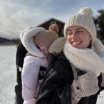 Giuseppa Ciurleo Instagram - Balade sur le dos de maman à la montagne pendant que papa fait du ski 🥰 elle a l’air d’avoir kiffé en tout cas 😂