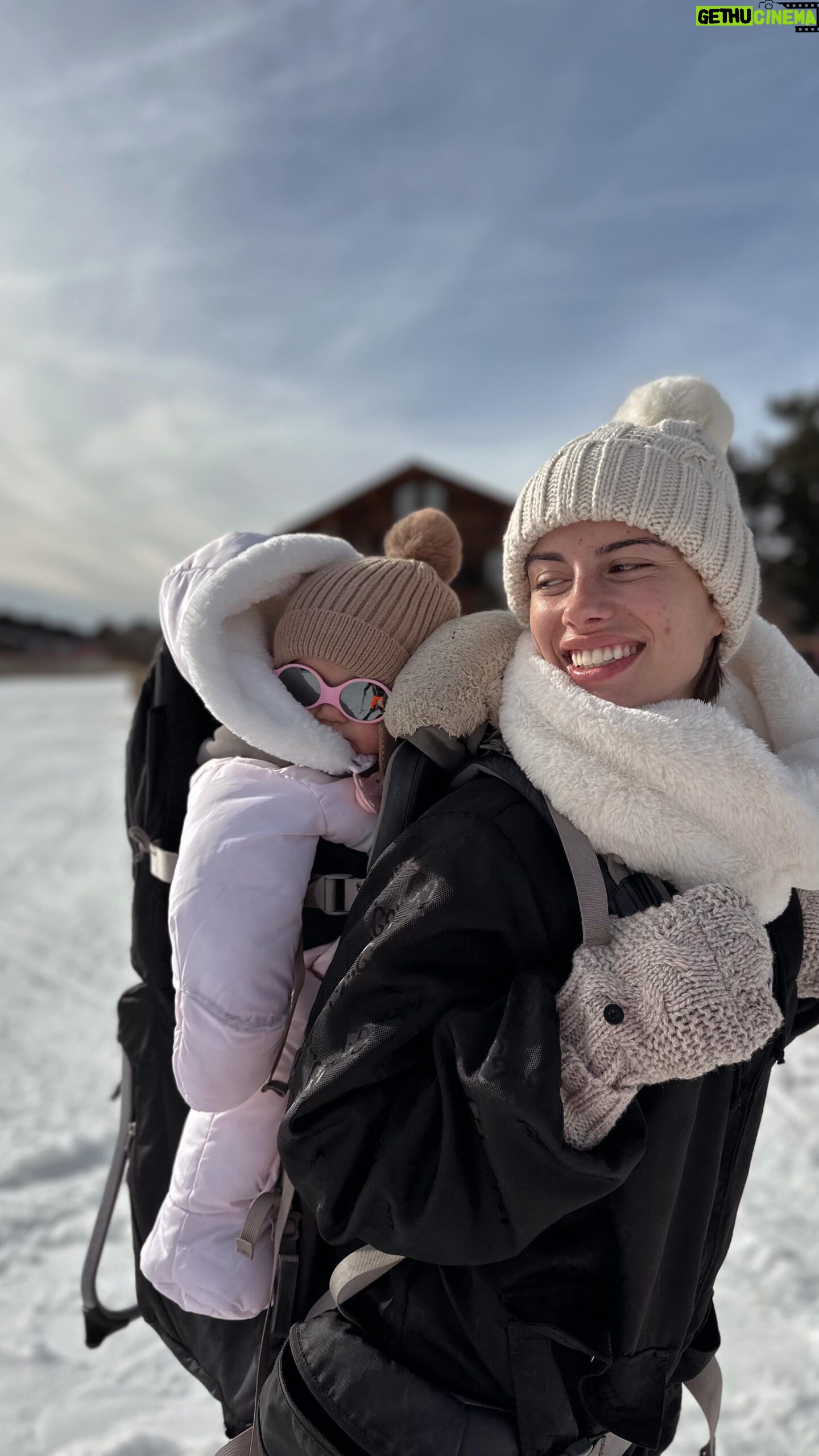 Giuseppa Ciurleo Instagram - Balade sur le dos de maman à la montagne pendant que papa fait du ski 🥰 elle a l’air d’avoir kiffé en tout cas 😂