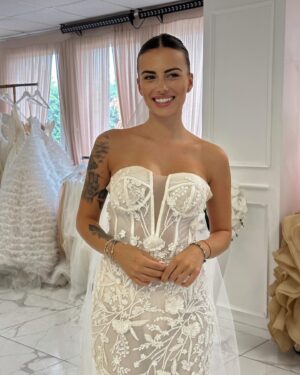 Giuseppa Ciurleo Instagram - Le troisième plus beau jour de notre vie approche après notre rencontre, la naissance de notre fille..🥹 bientôt notre mariage 🤍 je suis fière et heureuse d’être ta future femme @paga_lmsa ✨ (c’était simplement mes essayages, sur cette photo ce n’est évidemment pas ma robe 😁 je la garde surprise pour le jour J 😍 vous me voyez dans quel style de robe ? Plutôt sirène ou princesse ? 🥰 merci @diamonds_byhatimb de me sublimé a chacun de mes précieux événements ✨ 

#collaborationcommerciale #nonrémunéré