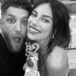 Giuseppa Ciurleo Instagram - Et voilà … vous savez tout a présent nous avons tellement hâte de vivre cette nouvelle vie, cet immense bonheur qui n’a aucune limite dans notre cœur 🥹 on est encore plus heureux d’avoir pu découvrir le sexe entouré de toutes les personnes que nous aimons notre famille, nos proches.. nous sommes si reconnaissant de ce que la vie nous a offert depuis le premier jour où nous nous sommes rencontrés… c’était une évidence ! Papaga et maman Giu 🤍 déjà 4 mois de pur bonheur dans mon bidou et bientôt notre première rencontre pour fin mai ⏳ le temps passe si vite ✨ merci @latelierdenadia_ une personne que j’affecte énormément depuis très longtemps, qui est toujours présente pour nos événements et qui nous prépare toujours des gâteau merveilleux pour nous faire vivre des moments parfait… merci Nadia infiniment et c’est avec confiance les yeux fermés qu’elle avais l’enveloppe du sexe de notre bébé @latelierdenadia_ 🫶🏼✨