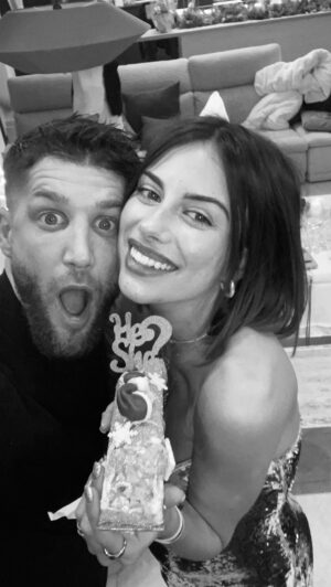 Giuseppa Ciurleo Instagram - Et voilà … vous savez tout a présent nous avons tellement hâte de vivre cette nouvelle vie, cet immense bonheur qui n’a aucune limite dans notre cœur 🥹 on est encore plus heureux d’avoir pu découvrir le sexe entouré de toutes les personnes que nous aimons notre famille, nos proches.. nous sommes si reconnaissant de ce que la vie nous a offert depuis le premier jour où nous nous sommes rencontrés… c’était une évidence ! Papaga et maman Giu 🤍 déjà 4 mois de pur bonheur dans mon bidou et bientôt notre première rencontre pour fin mai ⏳ le temps passe si vite ✨  merci @latelierdenadia_ une personne que j’affecte énormément depuis très longtemps, qui est toujours présente pour nos événements et qui nous prépare toujours des gâteau merveilleux pour nous faire vivre des moments parfait… merci Nadia infiniment et c’est avec confiance les yeux fermés qu’elle avais l’enveloppe du sexe de notre bébé @latelierdenadia_ 🫶🏼✨