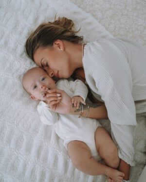 Giuseppa Ciurleo Instagram - Ma fille, ma Giorgia ce soir il y’a quelques sentiments en moi de nostalgie pendant que tu dors dans ton lit maman te regarde ..🤍 et je me dis que tu grandis, que le temps passe si vite.. depuis que tu es née tu as changé notre vie, tu as rendu le temps plus précieux, les moments sont plus jovial et souriant, la vie a plus de goût, meme la tristesse est plus cool puisque nous nous rappelons ton papa et moi que tu es là et que la vie est si belle grâce à toi… je ne serais jamais assez reconnaissante de t’avoir porté, donner vie et aujourd’hui de t’avoir comme fille pour l’éternité cet amour ne feras que s’amplifier même si j’ai l’impression qu’il est déjà au plus haut je sais que c’est sans fin ❤️ nous t’aimons très fort ton papa et moi ✨