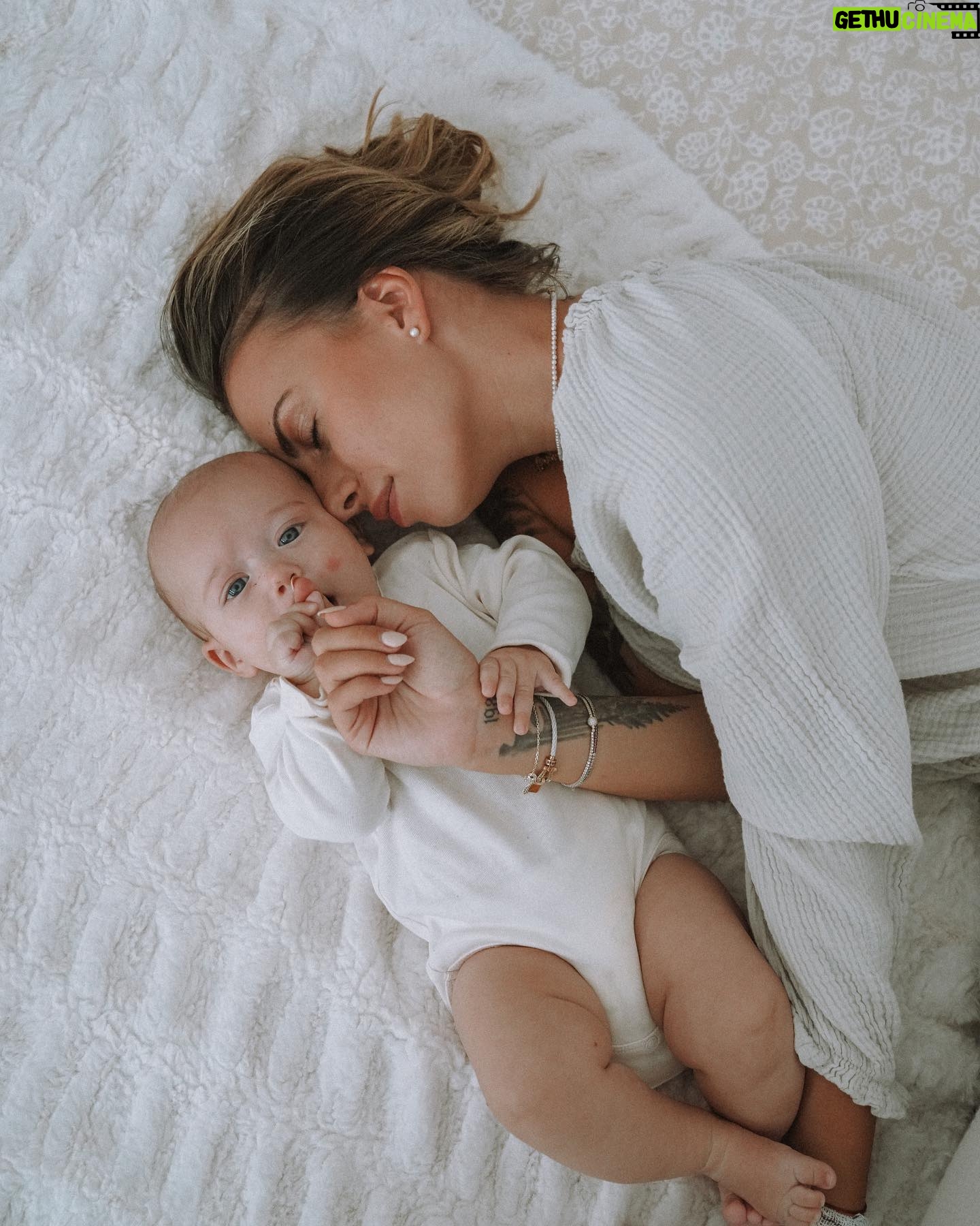 Giuseppa Ciurleo Instagram - Ma fille, ma Giorgia ce soir il y’a quelques sentiments en moi de nostalgie pendant que tu dors dans ton lit maman te regarde ..🤍 et je me dis que tu grandis, que le temps passe si vite.. depuis que tu es née tu as changé notre vie, tu as rendu le temps plus précieux, les moments sont plus jovial et souriant, la vie a plus de goût, meme la tristesse est plus cool puisque nous nous rappelons ton papa et moi que tu es là et que la vie est si belle grâce à toi… je ne serais jamais assez reconnaissante de t’avoir porté, donner vie et aujourd’hui de t’avoir comme fille pour l’éternité cet amour ne feras que s’amplifier même si j’ai l’impression qu’il est déjà au plus haut je sais que c’est sans fin ❤️ nous t’aimons très fort ton papa et moi ✨