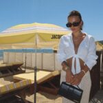 Giuseppa Ciurleo Instagram - Non je ne deviens pas une influenceuse mode 😂 mes outfit pyjamas en sueur MDR 💛 non sans blague hyper stylé cette plage @jacquemus (c’est pas une collab dommage 😂)