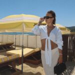 Giuseppa Ciurleo Instagram - Non je ne deviens pas une influenceuse mode 😂 mes outfit pyjamas en sueur MDR 💛 non sans blague hyper stylé cette plage @jacquemus (c’est pas une collab dommage 😂)