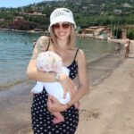 Giuseppa Ciurleo Instagram - Aujourd’hui c’est les 1 mois de ma grenouille, ce petit bout d’amour qui a complètement changé ma vie… ma fille merci de m’avoir fait devenir cette maman, je suis tellement reconnaissante et fière de se rôle je ne me suis jamais sentie aussi épanouie que depuis ton arrivée ton papa et moi t’aimons si fort 🫶🏼✨ joyeux 1 mois à ma Giorgia 🥹💖