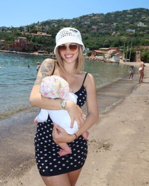 Giuseppa Ciurleo Instagram - Aujourd’hui c’est les 1 mois de ma grenouille, ce petit bout d’amour qui a complètement changé ma vie… ma fille merci de m’avoir fait devenir cette maman, je suis tellement reconnaissante et fière de se rôle je ne me suis jamais sentie aussi épanouie que depuis ton arrivée ton papa et moi t’aimons si fort 🫶🏼✨ joyeux 1 mois à ma Giorgia 🥹💖