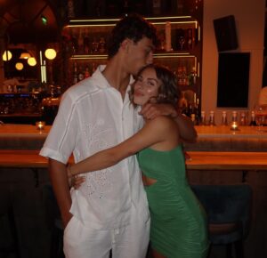 Giuseppa Ciurleo Instagram - Joyeux anniversaire l’amour de ma vie 17 ans 💚 (la dernière photo me met la larme à l’œil le temps passe si vite) ✨ bref je t’aime mon frère mon 1 er bebe 😭🥹